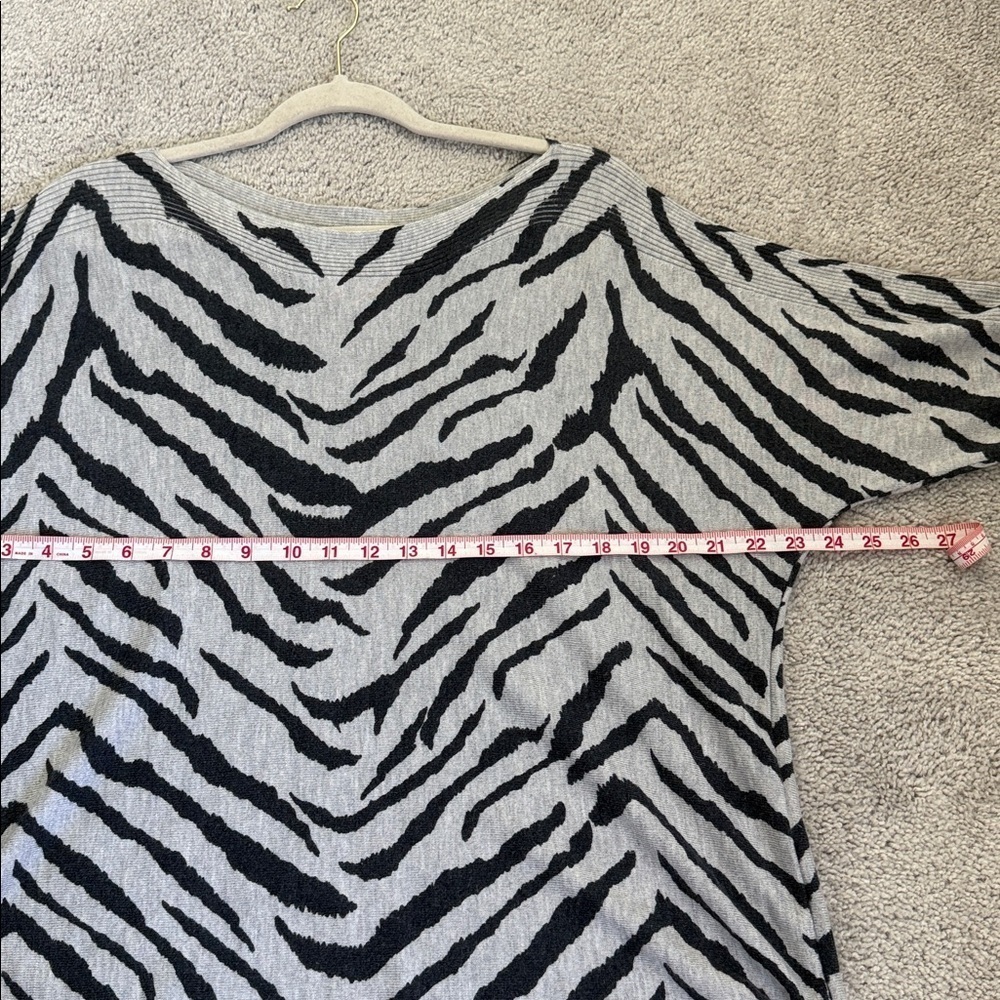 Chico’s Zebra Print Lightweight Sweater Back/Gray– Size 2 - Picture 4 of 6
